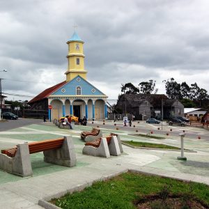 Iglesia_y_plaza_de_Chonchi